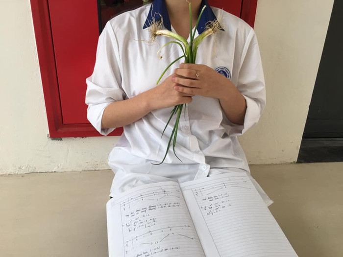 Nữ sinh với cọng hành lá cầm trên tay khiến nhiều người bất ngờ.&nbsp;