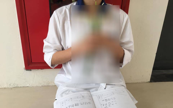 Vừa học bài vừa cầm 'vật thể lạ' trên tay, nữ sinh khiến nhiều người 'ngã ngửa' khi biết lí do Ảnh 2