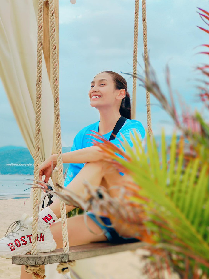 Khoe mặt mộc bên bãi biển, Võ Hoàng Yến khiến người khác không thể rời mắt khỏi thần thái tự tin cuốn hút! Ảnh 2
