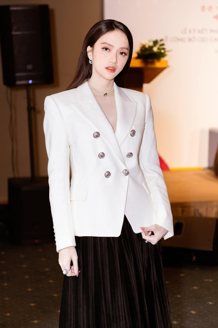 Kết hợp vest với váy xếp ly cũng là một trong những lựa chọn thường xuyên của Hương Giang.