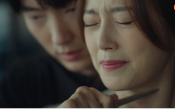 Tập 27 'Hoa của quỷ': Dùng dao kề cổ vợ, Lee Joon Ki bị cảnh sát toàn quốc săn lùng Ảnh 2