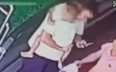 Con trai bị mắc kẹt trong thang cuốn, bố vẫn mải mê bấm điện thoại gây phẫn nộ Ảnh 2