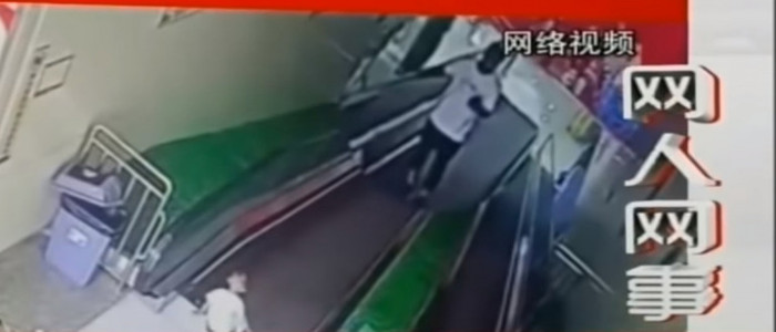 Người bố mải mê bấm điện thoại khi con gặp nạn.