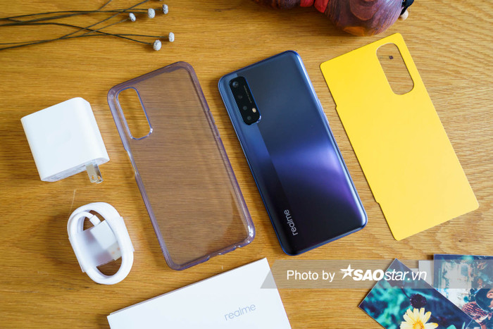 Realme 7 vẫn sử dụng hộp đựng có lối thiết kế tương tự Realme 6 với tông màu vàng chủ đạo. Bên trong hộp là nơi đặt que lấy sim, sách hướng dẫn sử dụng, ốp lưng nhựa trong, củ sạc nhanh 30W và cáp USB Type-C.