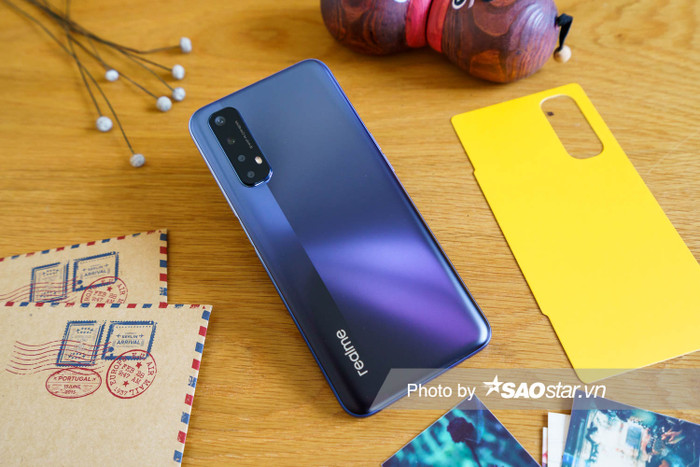 Mặt sau của Realme 7 có sự khác biệt so với đàn anh khi được cách điệu bằng một đường thẳng chạy dài từ cụm camera xuống dưới, đi kèm đó hiệu ứng chuyển màu bắt mắt.