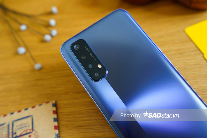 Trong khi đó, cụm 4 camera trên Realme 7 được thiết kế theo dạng hình chữ nhật mang lại sự cân đối cho mặt lưng. Cụm 4 camera này bao gồm: Camera chính 64MP f/1.8 PDAF, camera góc siêu rộng 119 độ 8MP f/2.3, camera Macro 2MP f/2.4 và camera đo chiều sâu 2MP f/2.4. 