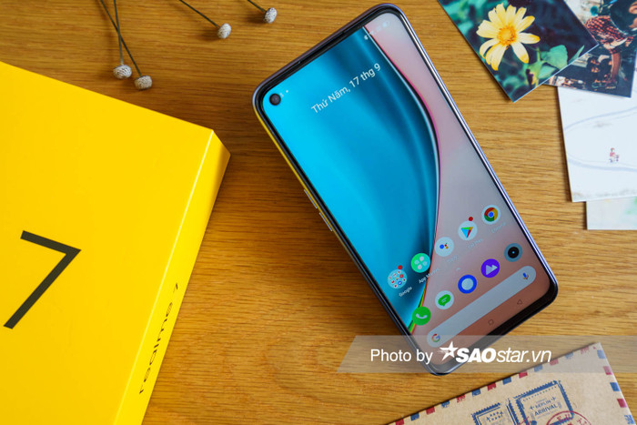 Ở mặt trước, Realme 7 sở hữu màn hình IPS 6.5 inch, độ phân giải Full HD và tỷ lệ 20:9.