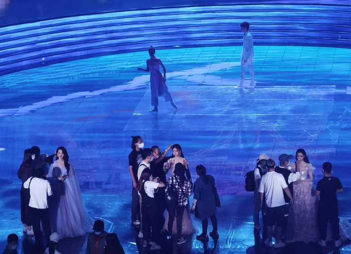 Xinh đẹp là thế nhưng cư dân mạng vẫn mãi chú tâm đến 'hiện trường hỗn loạn' bao quanh Angelababy, Lý Thấm và Trương Thiên Ái Ảnh 4