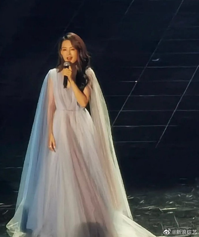 Xinh đẹp là thế nhưng cư dân mạng vẫn mãi chú tâm đến 'hiện trường hỗn loạn' bao quanh Angelababy, Lý Thấm và Trương Thiên Ái Ảnh 12