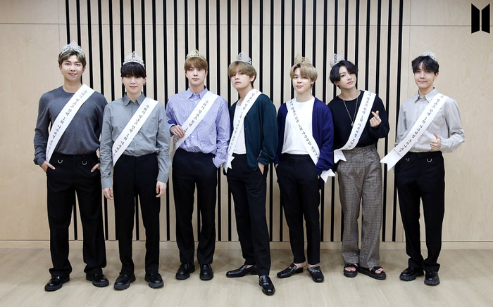 ARMY hô hào 'idol khiêm tốn...', trong khi đó BTS đeo hẳn ruy băng 'Sao nào, nhìn chúng tôi có giống nhóm nhạc No.1 Billboard không?' Ảnh 2