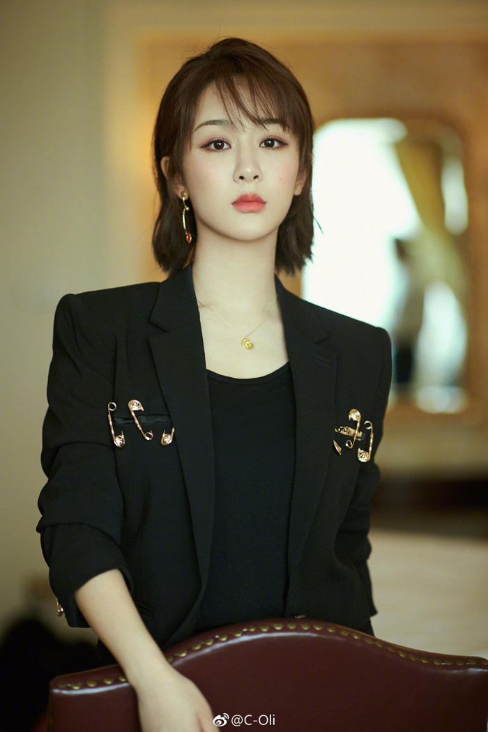 Trở thành đại diện của thương hiệu cao cấp, Dương Tử bị chê thần thái, tiếng Anh kém và còn dùng thế thân Ảnh 3