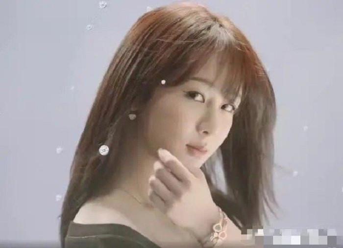 Trở thành đại diện của thương hiệu cao cấp, Dương Tử bị chê thần thái, tiếng Anh kém và còn dùng thế thân Ảnh 5