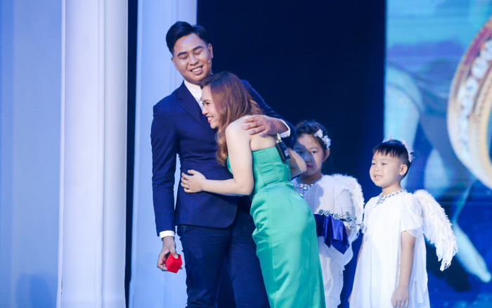 Tập 1 Chân Ái: Trúng 'tiếng sét ái tình', chàng shipper xúc động nắm chặt tay, cầu hôn 'mẹ đơn thân' trên sân khấu Ảnh 2