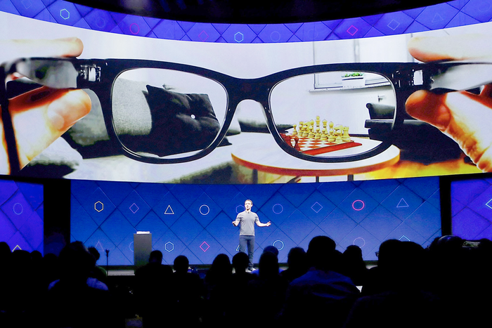 Facebook và Luxottica sẽ bắt đầu quá trình hợp tác trong nhiều năm để sản xuất kính thông minh. (Ảnh: Getty Images)