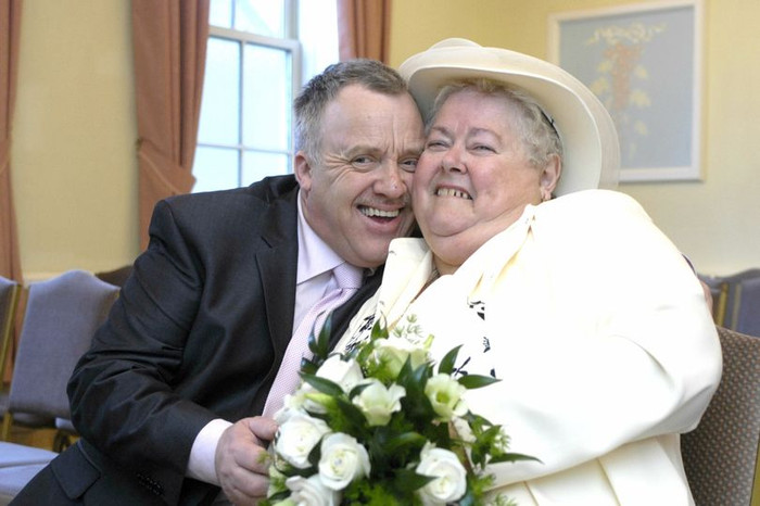 Ông Clive đã kết hôn với mẹ vợ cũ là bà Brenda. 