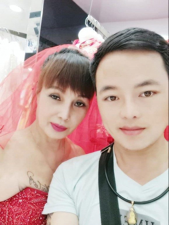 Liên tục khoe ảnh diện váy cưới, 'cô dâu 62 tuổi' khiến dân mạng ngán ngẩm phán: 'Bớt phô trương' Ảnh 4