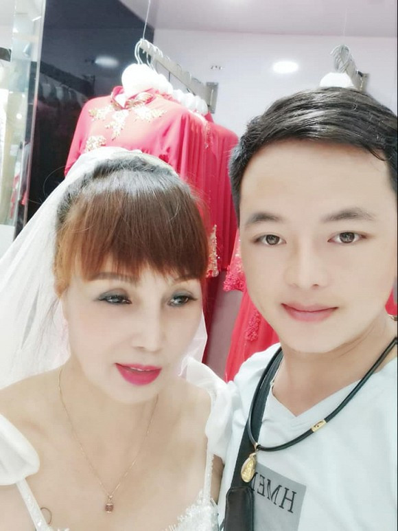 Liên tục khoe ảnh diện váy cưới, 'cô dâu 62 tuổi' khiến dân mạng ngán ngẩm phán: 'Bớt phô trương' Ảnh 5