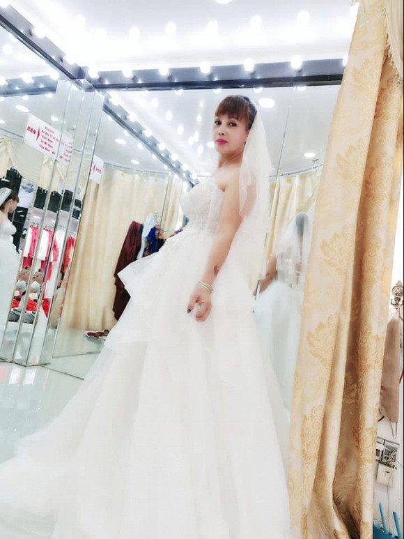 Liên tục khoe ảnh diện váy cưới, 'cô dâu 62 tuổi' khiến dân mạng ngán ngẩm phán: 'Bớt phô trương' Ảnh 7