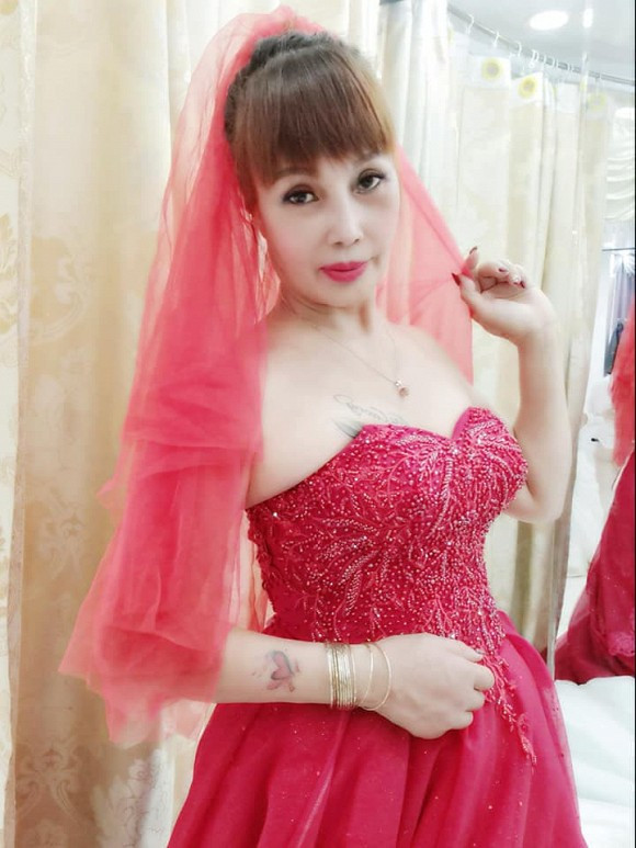 Liên tục khoe ảnh diện váy cưới, 'cô dâu 62 tuổi' khiến dân mạng ngán ngẩm phán: 'Bớt phô trương' Ảnh 8