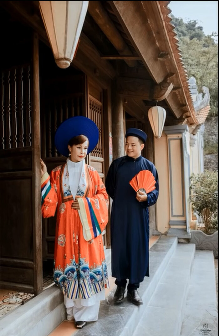 Trước đó, cô dâu Thu Sao từng đăng tải bộ ảnh kỷ niệm 2 năm nên vợ thành chồng trong trang phục váy cưới và cổ phục.