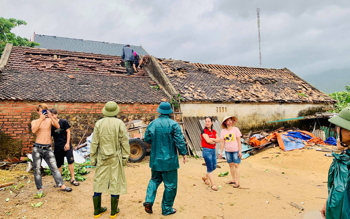 Lốc xoáy rạng sáng khiến hàng chục nhà bị tốc mái hư hỏng nặng Ảnh 2