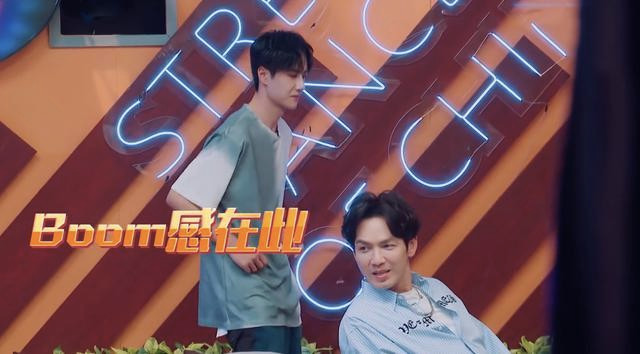 Vương Nhất Bác đứng lên nhảy khi nhạc đúng gu ập đến