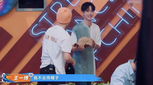 Vương Nhất Bác: Em không biết dùng nón