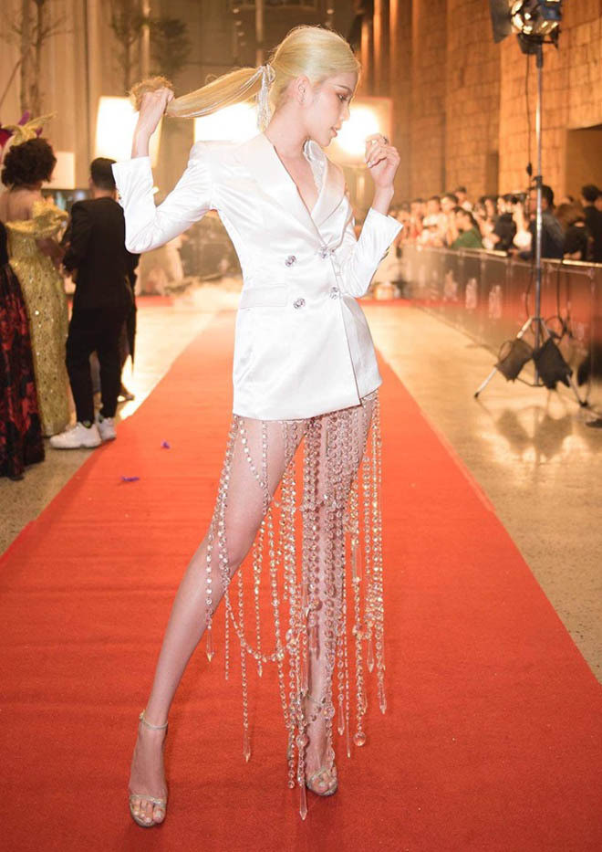 Một cách khác nếu các nàng không muốn dùng dây lưng là hãy chọn những kiểu áo có chít eo, tạo shape cho cơ thể. 