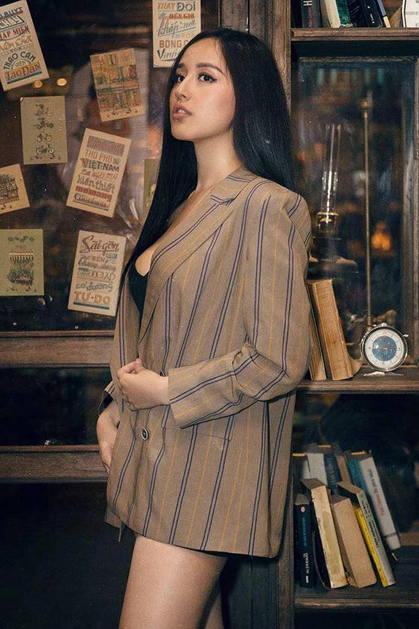 Với chiều cao nổi bật, Mai Phương Thúy dễ dàng chinh phục kiểu mốt này, dù vậy, nếu cô nàng sử dụng dây lưng để nhấn nhá, tạo đường cong hình thể thì còn đẹp hơn nữa. 