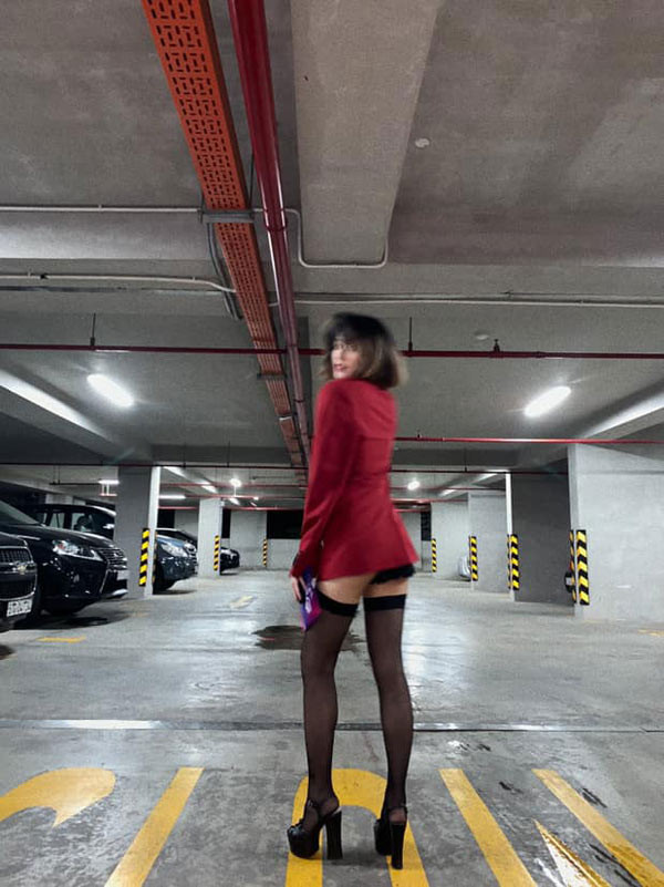 Nữ diễn viên Hạ Vi cũng từng thay đổi hình ảnh bản thân sang phong cách gợi cảm, cá tính hơn, song có lẽ đây chưa thật sự là điều phù hợp với người đẹp. 