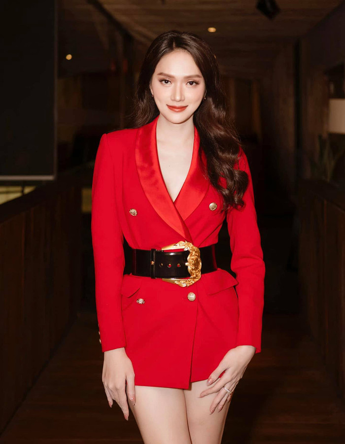 Trong lần xuất hiện gần đây, Hương Giang thu hút sự chú ý của đông đảo khán giả khi thả dáng trong mẫu suit màu đỏ, được mặc như một chiếc váy. Cô nàng còn khéo léo mix cùng dây lưng bản to, tạo điểm nhấn thu hút. 