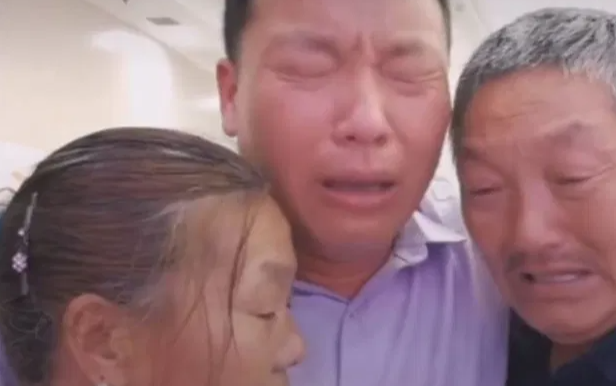 Người đàn ông vỡ òa trong hạnh phúc khi đoàn tụ bố mẹ ruột sau gần 4 thập kỷ bị bắt cóc Ảnh 2
