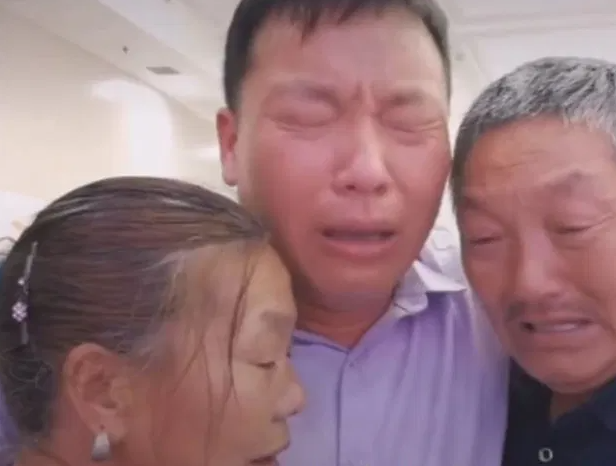 Anh Jin Shui không nén được xúc động khi gặp bố mẹ sau hàng chục năm trời xa cách.