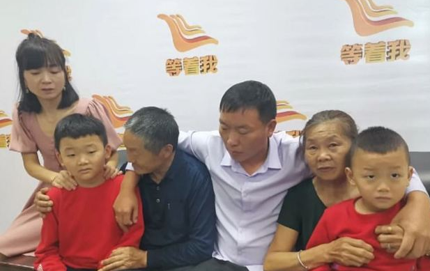 Ông bà Su nay đã được đoàn tụ với con trai và các cháu. 