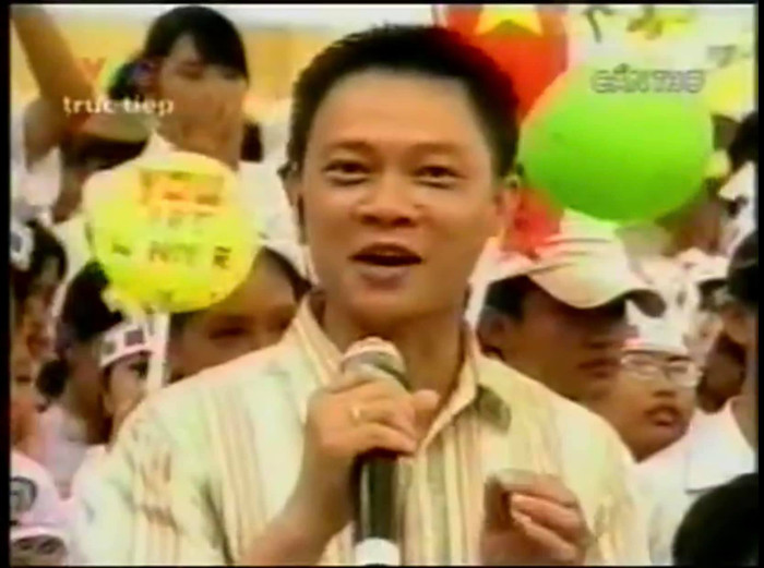 Hình ảnh của BTV Trần Quang Minh tại điểm cầu Cần Thơ, trận chung kết Olympia năm thứ 6 