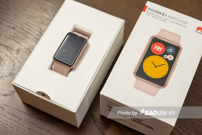 Mới đây, Huawei đã cho ra mắt dòng smartwatch mới nhất của hãng tại thị trường Việt Nam với tên gọi Huawei Watch Fit. Sản phẩm này gây chú ý với thời lượng pin dài, kèm với đó là khả năng theo dõi sức khỏe với nhiều chế độ luyện tập.