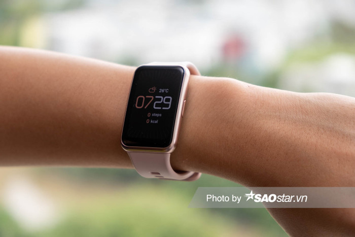 Huawei Watch Fit trang bị màn hình AMOLED 1.64 inch, độ phân giải 280x465 px, mật độ điểm ảnh 326 ppi, và được phủ lớp kính cường lực để tăng độ bền. Trải nghiệm thực tế cho thấy, màn hình này cho khả năng hiển thị tương đối.