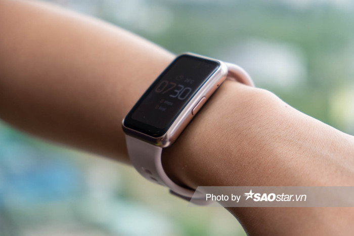 Huawei Watch Fit hỗ trợ nhiều chế độ luyện tập bao gồm 11 chế độ thể thao theo thời gian thực và 85 chế độ tùy chỉnh. Thiết bị cũng có thể theo dõi nhịp tim, lượng calo tiêu thụ,... khi bạn bắt đầu tập luyện.