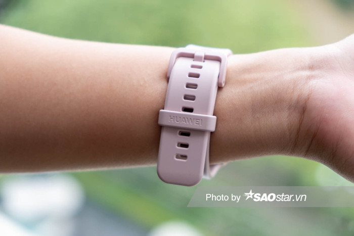 Phần dây đeo của Huawei Watch Fit được hoàn thiện từ silicone có thiết kế dạng đục lỗ.