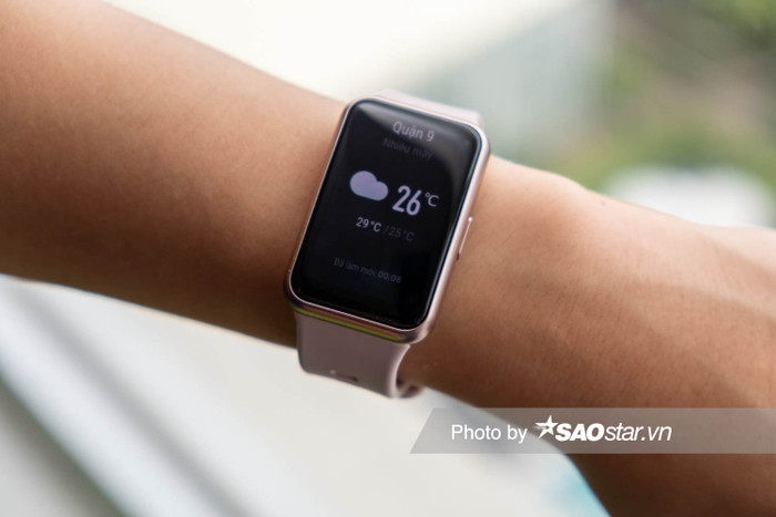 Huawei Watch có thời gian sạc đầy trong vòng khoảng 90 phút và thời gian sử dụng 10 ngày ở nhu cầu sử dụng cơ bản. Ngoài ra, thiết bị cũng tích hợp các tiện ích như dự báo thời tiết, báo thức, hẹn giờ,...