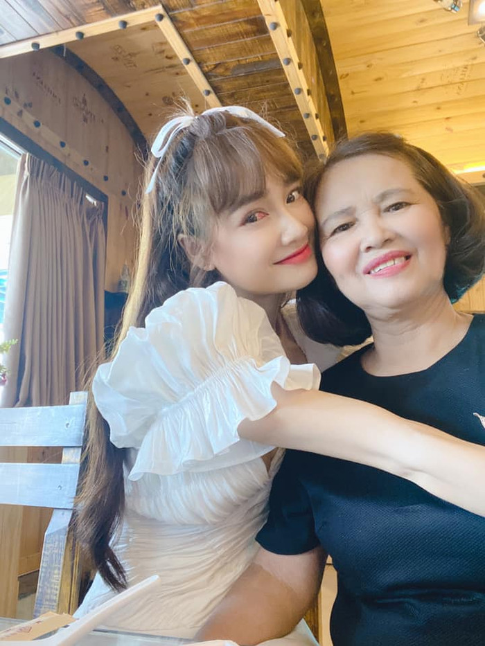 Đăng ảnh chụp cùng mẹ, Nhã Phương khiến người hâm mộ lo 'sốt vó' khi lộ đôi mắt đỏ ngòm nổi cả vân máu