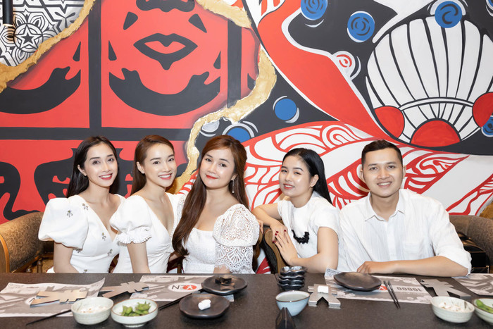 Không chỉ có các chị em gái ruột mà em dâu của Nhã Phương cũng sở hữu nhan sắc xinh đẹp không kém khi chung khung hình