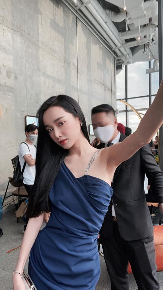 Mới đây, Nhã Phương còn khiến fans xao xuyến khi tung ảnh được 1 cậu em chụp ngẫu hứng nhưng vẫn đầy thần thái cuốn hút, nhan sắc đỉnh cao và sắc sảo