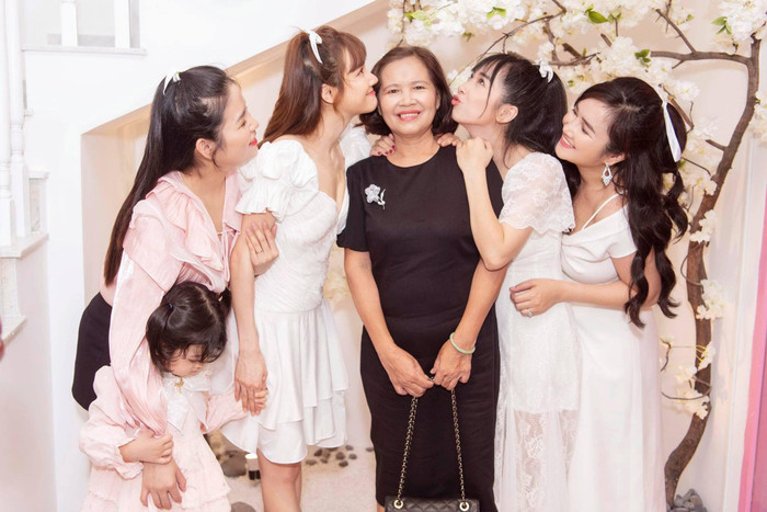 Hình ảnh Nhã Phương chụp cùng mẹ và 3 chị em gái được nữ diễn viên chia sẻ mới đây