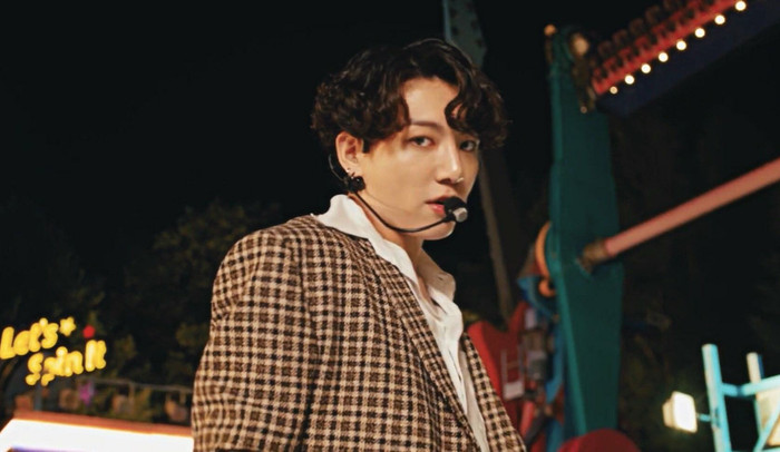 Jungkook gây ấn tượng đặc biệt với mái tóc xoăn.