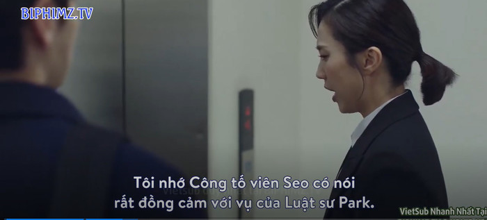 Tại văn phòng cũ của Seo Dong Jae cho thấy anh ta đang cố tìm lại vụ án về Gwang Su