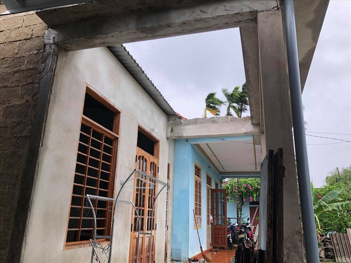 Nhà cửa tốc mái, cây xanh bật gốc. Ảnh: báo Lao động