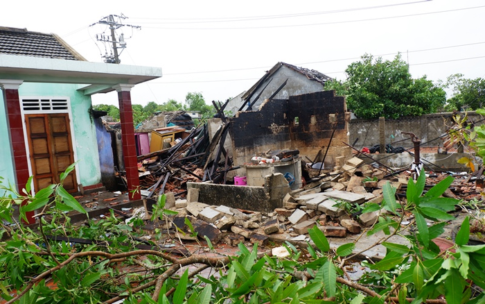 Thừa Thiên-Huế: Bão số 5 làm cây ngã đè một người tử vong, nhiều nhà cửa bị tốc mái Ảnh 2