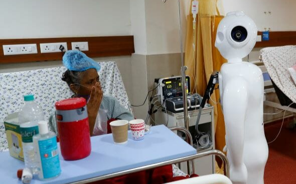 Robot giúp kết nối bệnh nhân cách ly điều trị vì COVID-19 với người thân Ảnh 2