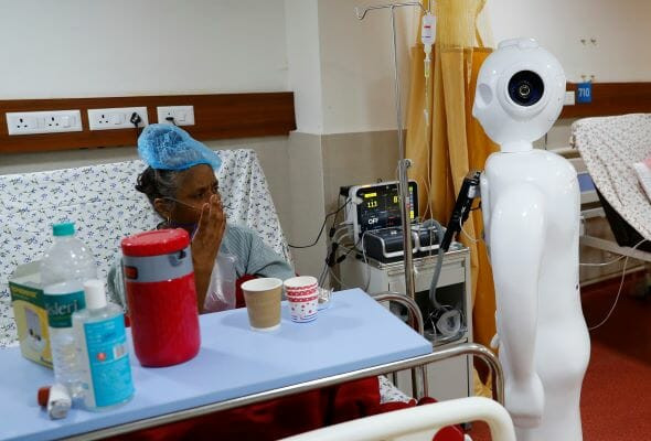 Robot hỗ trợ bệnh nhân trong quá trình điều trị COVID-19.